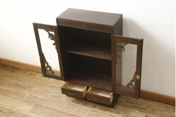 本箱をリペア&カスタム!棚板の位置を変更し、取っ手の傾きを修正。クリアキャスターは動きと耐久性を考慮し取り付け、本箱の雰囲気に合わせた鍵を新たに製作。本体は現状の品物に合わせて1トーン程落ち着いた色に着色。(書棚、本棚、ブックケース、戸棚、収納棚)