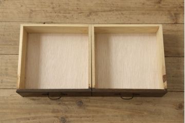 本箱をリペア&カスタム!棚板の位置を変更し、取っ手の傾きを修正。クリアキャスターは動きと耐久性を考慮し取り付け、本箱の雰囲気に合わせた鍵を新たに製作。本体は現状の品物に合わせて1トーン程落ち着いた色に着色。(書棚、本棚、ブックケース、戸棚、収納棚)