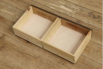 本箱をリペア&カスタム!棚板の位置を変更し、取っ手の傾きを修正。クリアキャスターは動きと耐久性を考慮し取り付け、本箱の雰囲気に合わせた鍵を新たに製作。本体は現状の品物に合わせて1トーン程落ち着いた色に着色。(書棚、本棚、ブックケース、戸棚、収納棚)