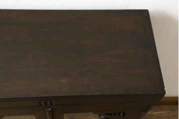 本箱をリペア&カスタム!棚板の位置を変更し、取っ手の傾きを修正。クリアキャスターは動きと耐久性を考慮し取り付け、本箱の雰囲気に合わせた鍵を新たに製作。本体は現状の品物に合わせて1トーン程落ち着いた色に着色。(書棚、本棚、ブックケース、戸棚、収納棚)