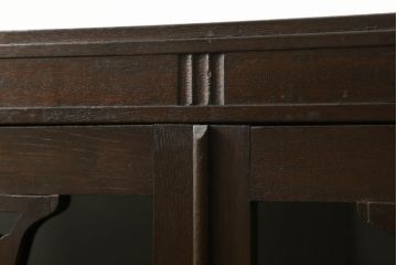 本箱をリペア&カスタム!棚板の位置を変更し、取っ手の傾きを修正。クリアキャスターは動きと耐久性を考慮し取り付け、本箱の雰囲気に合わせた鍵を新たに製作。本体は現状の品物に合わせて1トーン程落ち着いた色に着色。(書棚、本棚、ブックケース、戸棚、収納棚)