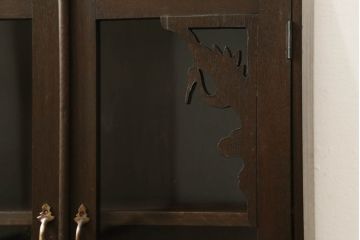 本箱をリペア&カスタム!棚板の位置を変更し、取っ手の傾きを修正。クリアキャスターは動きと耐久性を考慮し取り付け、本箱の雰囲気に合わせた鍵を新たに製作。本体は現状の品物に合わせて1トーン程落ち着いた色に着色。(書棚、本棚、ブックケース、戸棚、収納棚)