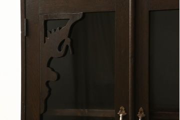 本箱をリペア&カスタム!棚板の位置を変更し、取っ手の傾きを修正。クリアキャスターは動きと耐久性を考慮し取り付け、本箱の雰囲気に合わせた鍵を新たに製作。本体は現状の品物に合わせて1トーン程落ち着いた色に着色。(書棚、本棚、ブックケース、戸棚、収納棚)