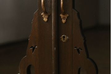 本箱をリペア&カスタム!棚板の位置を変更し、取っ手の傾きを修正。クリアキャスターは動きと耐久性を考慮し取り付け、本箱の雰囲気に合わせた鍵を新たに製作。本体は現状の品物に合わせて1トーン程落ち着いた色に着色。(書棚、本棚、ブックケース、戸棚、収納棚)