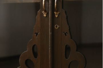 本箱をリペア&カスタム!棚板の位置を変更し、取っ手の傾きを修正。クリアキャスターは動きと耐久性を考慮し取り付け、本箱の雰囲気に合わせた鍵を新たに製作。本体は現状の品物に合わせて1トーン程落ち着いた色に着色。(書棚、本棚、ブックケース、戸棚、収納棚)