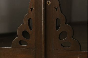 本箱をリペア&カスタム!棚板の位置を変更し、取っ手の傾きを修正。クリアキャスターは動きと耐久性を考慮し取り付け、本箱の雰囲気に合わせた鍵を新たに製作。本体は現状の品物に合わせて1トーン程落ち着いた色に着色。(書棚、本棚、ブックケース、戸棚、収納棚)