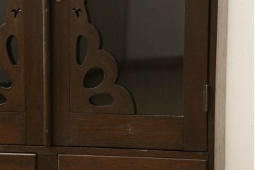 本箱をリペア&カスタム!棚板の位置を変更し、取っ手の傾きを修正。クリアキャスターは動きと耐久性を考慮し取り付け、本箱の雰囲気に合わせた鍵を新たに製作。本体は現状の品物に合わせて1トーン程落ち着いた色に着色。(書棚、本棚、ブックケース、戸棚、収納棚)