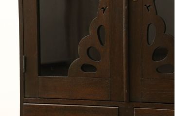 本箱をリペア&カスタム!棚板の位置を変更し、取っ手の傾きを修正。クリアキャスターは動きと耐久性を考慮し取り付け、本箱の雰囲気に合わせた鍵を新たに製作。本体は現状の品物に合わせて1トーン程落ち着いた色に着色。(書棚、本棚、ブックケース、戸棚、収納棚)