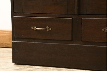 本箱をリペア&カスタム!棚板の位置を変更し、取っ手の傾きを修正。クリアキャスターは動きと耐久性を考慮し取り付け、本箱の雰囲気に合わせた鍵を新たに製作。本体は現状の品物に合わせて1トーン程落ち着いた色に着色。(書棚、本棚、ブックケース、戸棚、収納棚)