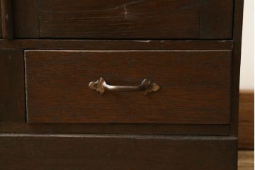 本箱をリペア&カスタム!棚板の位置を変更し、取っ手の傾きを修正。クリアキャスターは動きと耐久性を考慮し取り付け、本箱の雰囲気に合わせた鍵を新たに製作。本体は現状の品物に合わせて1トーン程落ち着いた色に着色。(書棚、本棚、ブックケース、戸棚、収納棚)