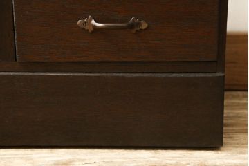 本箱をリペア&カスタム!棚板の位置を変更し、取っ手の傾きを修正。クリアキャスターは動きと耐久性を考慮し取り付け、本箱の雰囲気に合わせた鍵を新たに製作。本体は現状の品物に合わせて1トーン程落ち着いた色に着色。(書棚、本棚、ブックケース、戸棚、収納棚)