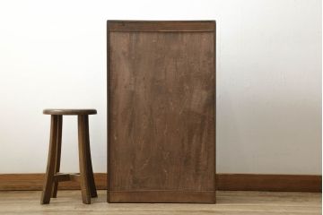 本箱をリペア&カスタム!棚板の位置を変更し、取っ手の傾きを修正。クリアキャスターは動きと耐久性を考慮し取り付け、本箱の雰囲気に合わせた鍵を新たに製作。本体は現状の品物に合わせて1トーン程落ち着いた色に着色。(書棚、本棚、ブックケース、戸棚、収納棚)