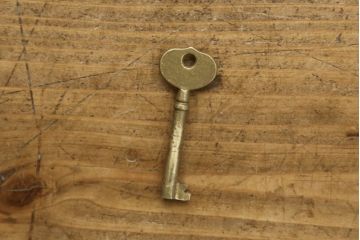 本箱をリペア&カスタム!棚板の位置を変更し、取っ手の傾きを修正。クリアキャスターは動きと耐久性を考慮し取り付け、本箱の雰囲気に合わせた鍵を新たに製作。本体は現状の品物に合わせて1トーン程落ち着いた色に着色。(書棚、本棚、ブックケース、戸棚、収納棚)