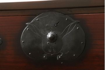 明治〜大正の東北衣装箪笥下段をリペア&カスタム!天板は左右前面が少し出るように取り付け。脚は高さを調節し取り付け。(時代箪笥、和タンス、収納たんす、引き出し)