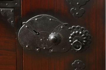 明治〜大正の東北衣装箪笥下段をリペア&カスタム!天板は左右前面が少し出るように取り付け。脚は高さを調節し取り付け。(時代箪笥、和タンス、収納たんす、引き出し)