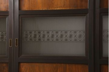 組子帯戸4枚をリペア&カスタム!高さと幅をリサイズし、レーザー加工による組子デザインの枠を製作。表はクリアガラス、裏はすりガラスに交換。色味は当店商品を参考に着色。(引き戸、帯戸)