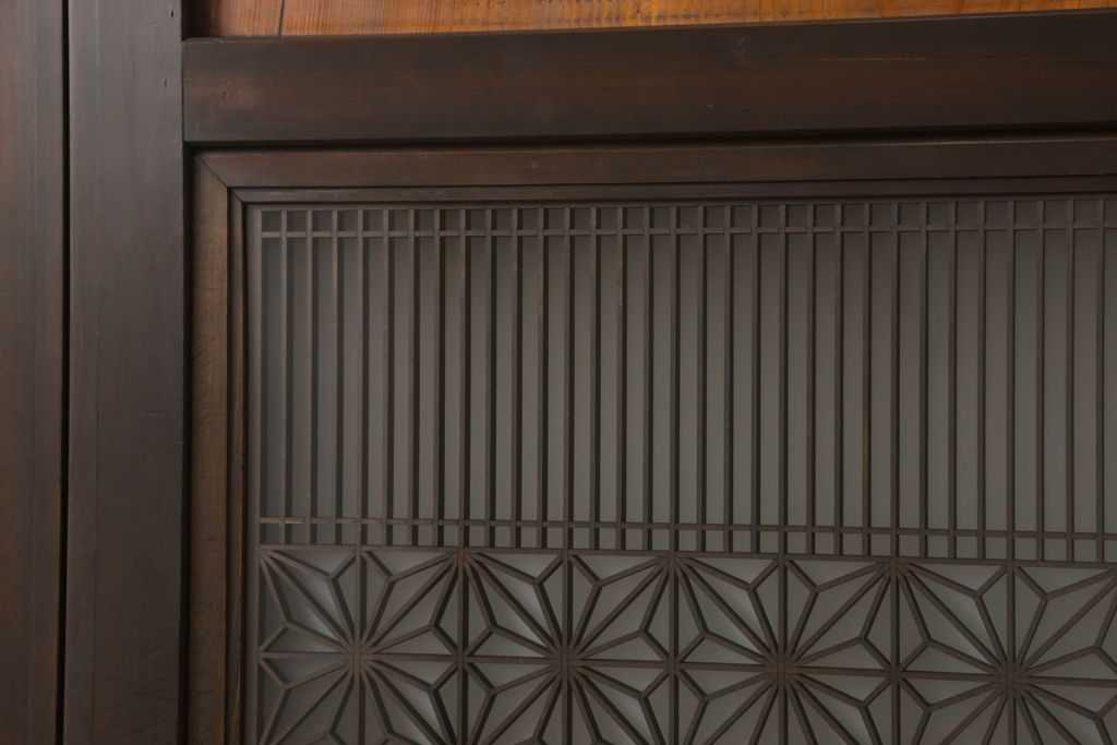 組子帯戸4枚をリペア&カスタム!高さと幅をリサイズし、レーザー加工による組子デザインの枠を製作。表はクリアガラス、裏はすりガラスに交換。色味は当店商品を参考に着色。(引き戸、帯戸)