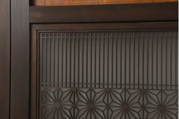 組子帯戸4枚をリペア&カスタム!高さと幅をリサイズし、レーザー加工による組子デザインの枠を製作。表はクリアガラス、裏はすりガラスに交換。色味は当店商品を参考に着色。(引き戸、帯戸)