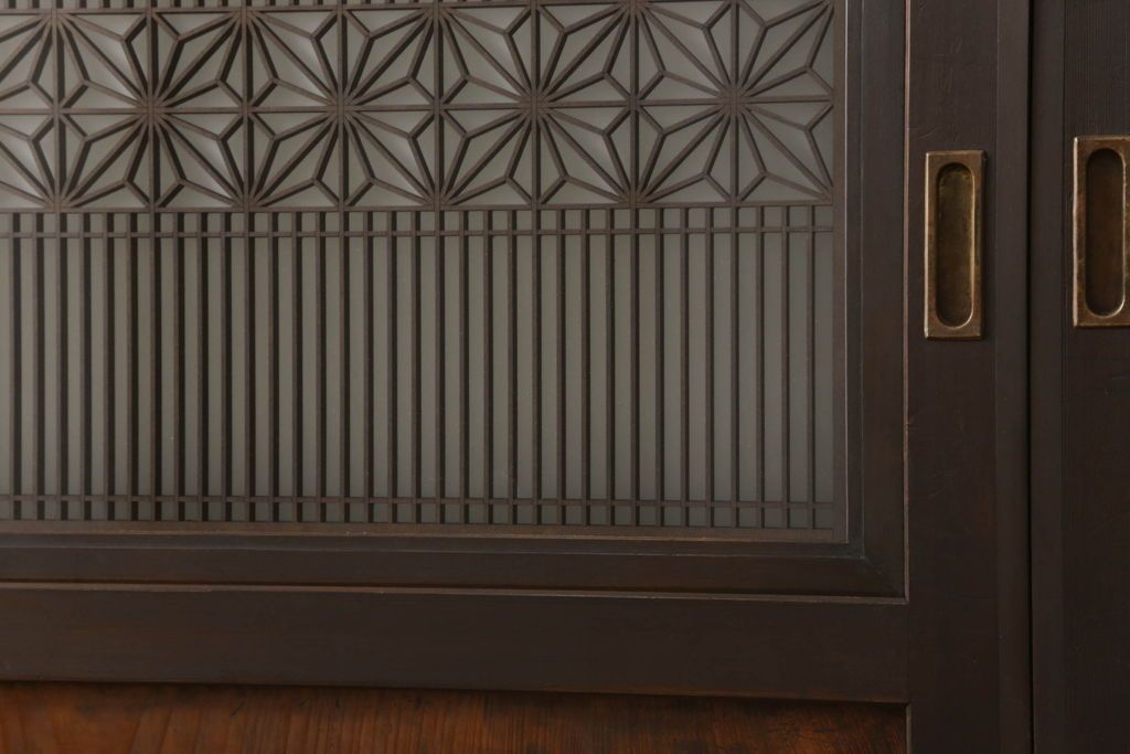 組子帯戸4枚をリペア&カスタム!高さと幅をリサイズし、レーザー加工による組子デザインの枠を製作。表はクリアガラス、裏はすりガラスに交換。色味は当店商品を参考に着色。(引き戸、帯戸)