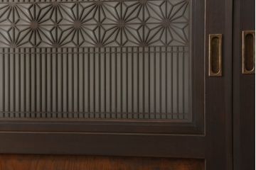 組子帯戸4枚をリペア&カスタム!高さと幅をリサイズし、レーザー加工による組子デザインの枠を製作。表はクリアガラス、裏はすりガラスに交換。色味は当店商品を参考に着色。(引き戸、帯戸)