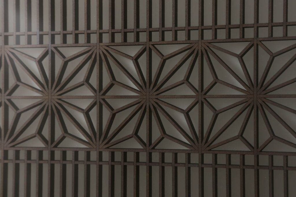 組子帯戸4枚をリペア&カスタム!高さと幅をリサイズし、レーザー加工による組子デザインの枠を製作。表はクリアガラス、裏はすりガラスに交換。色味は当店商品を参考に着色。(引き戸、帯戸)