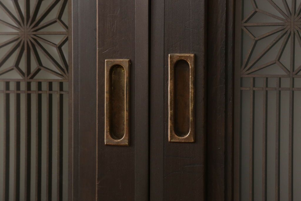 組子帯戸4枚をリペア&カスタム!高さと幅をリサイズし、レーザー加工による組子デザインの枠を製作。表はクリアガラス、裏はすりガラスに交換。色味は当店商品を参考に着色。(引き戸、帯戸)