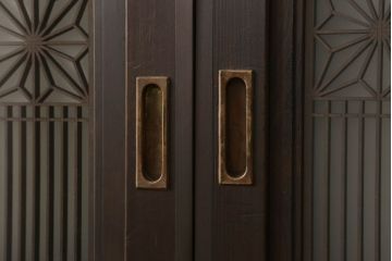 組子帯戸4枚をリペア&カスタム!高さと幅をリサイズし、レーザー加工による組子デザインの枠を製作。表はクリアガラス、裏はすりガラスに交換。色味は当店商品を参考に着色。(引き戸、帯戸)