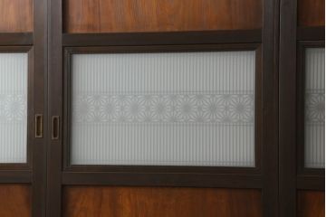 組子帯戸4枚をリペア&カスタム!高さと幅をリサイズし、レーザー加工による組子デザインの枠を製作。表はクリアガラス、裏はすりガラスに交換。色味は当店商品を参考に着色。(引き戸、帯戸)