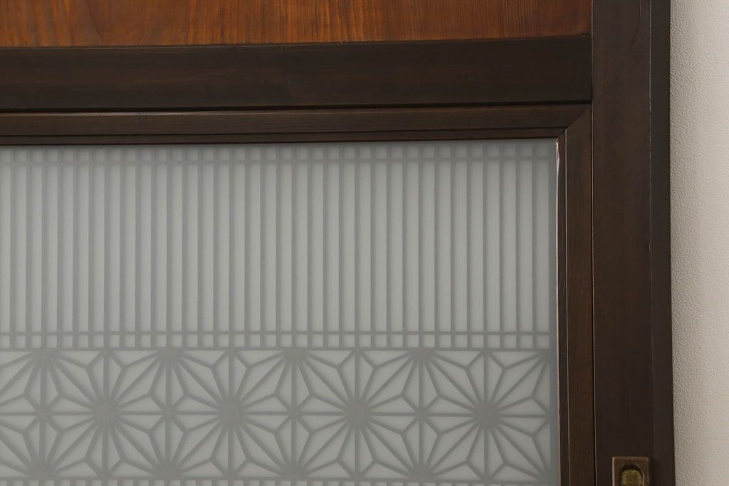 組子帯戸4枚をリペア&カスタム!高さと幅をリサイズし、レーザー加工による組子デザインの枠を製作。表はクリアガラス、裏はすりガラスに交換。色味は当店商品を参考に着色。(引き戸、帯戸)