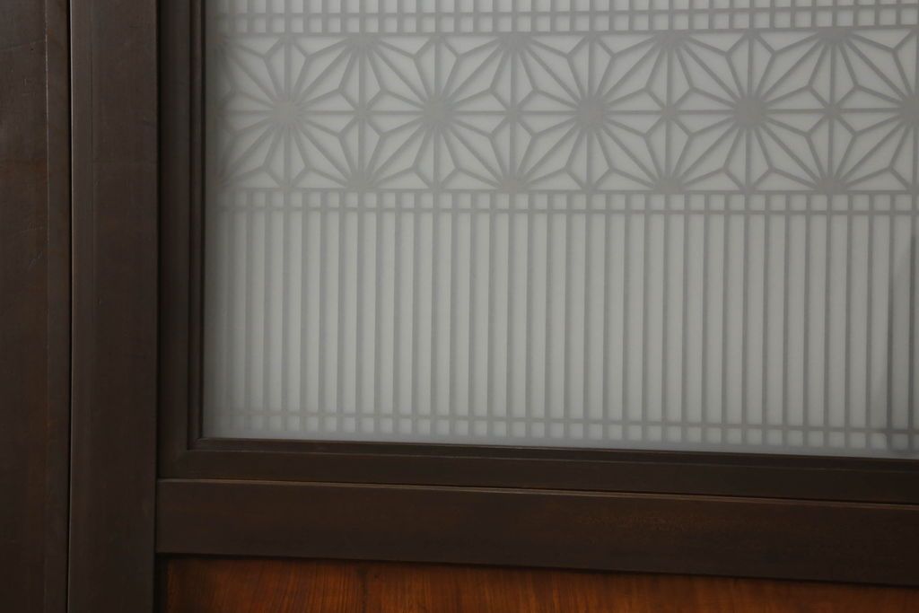 組子帯戸4枚をリペア&カスタム!高さと幅をリサイズし、レーザー加工による組子デザインの枠を製作。表はクリアガラス、裏はすりガラスに交換。色味は当店商品を参考に着色。(引き戸、帯戸)