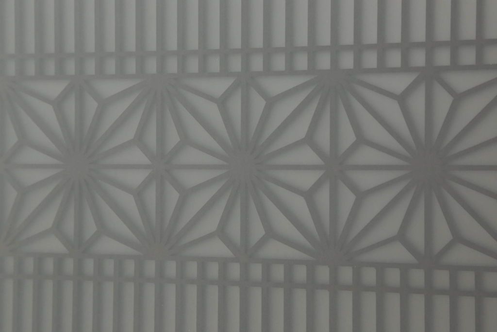 組子帯戸4枚をリペア&カスタム!高さと幅をリサイズし、レーザー加工による組子デザインの枠を製作。表はクリアガラス、裏はすりガラスに交換。色味は当店商品を参考に着色。(引き戸、帯戸)