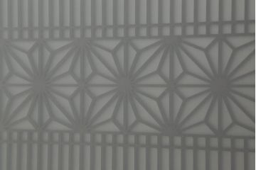 組子帯戸4枚をリペア&カスタム!高さと幅をリサイズし、レーザー加工による組子デザインの枠を製作。表はクリアガラス、裏はすりガラスに交換。色味は当店商品を参考に着色。(引き戸、帯戸)