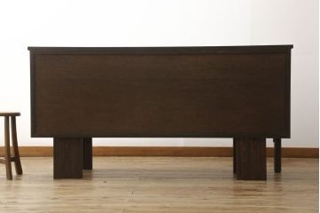 サイドボードをリペア&カスタム!元々付いている脚4本と支えを取り外し、左側前面のみ指定の脚を取り付け。本体の色味はそのままに、新たに取り付けた脚は本体に合わせて着色。(テレビボード、テレビ台、収納棚、戸棚、キャビネット)