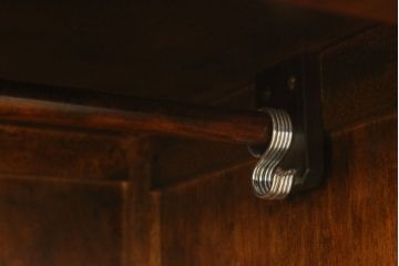 ワードローブの見た目を変えずに綺麗にリペア!現状の品物に合わせて1トーン程落ち着いた色に着色。(収納棚、戸棚、キャビネット)