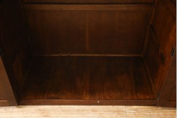 ワードローブの見た目を変えずに綺麗にリペア!現状の品物に合わせて1トーン程落ち着いた色に着色。(収納棚、戸棚、キャビネット)