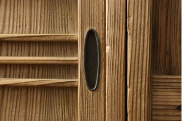 下駄箱をリペア&カスタム!奥行をリサイズし、本体は現状の品物に合わせて1トーン程落ち着いた色に着色し、修繕箇所は本体と馴染ませて仕上げ。(収納棚、靴箱、戸棚)