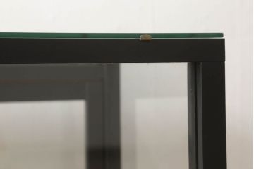 ガラスケースをリペア&カスタム!底板のみ新材に張り替え、真鍮の引手を取り付け。既存の脚は取り外し、あらたに角脚に取り替え。底板は木色を活かしたクリアワックスで仕上げ、本体と新材使用の脚はマットブラックにペイント。(ショーケース、陳列棚、飾り棚、店舗什器)