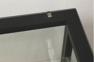 ガラスケースをリペア&カスタム!底板のみ新材に張り替え、真鍮の引手を取り付け。既存の脚は取り外し、あらたに角脚に取り替え。底板は木色を活かしたクリアワックスで仕上げ、本体と新材使用の脚はマットブラックにペイント。(ショーケース、陳列棚、飾り棚、店舗什器)