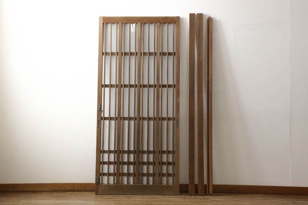 格子戸をリペア&カスタム!引手・金網・鍵・戸車を取り付け。新規製作した戸枠のみ現状の色味を活かして塗装。(引き戸、玄関戸)