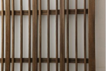 格子戸をリペア&カスタム!引手・金網・鍵・戸車を取り付け。新規製作した戸枠のみ現状の色味を活かして塗装。(引き戸、玄関戸)