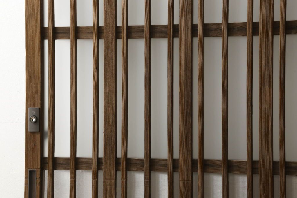 格子戸をリペア&カスタム!引手・金網・鍵・戸車を取り付け。新規製作した戸枠のみ現状の色味を活かして塗装。(引き戸、玄関戸)