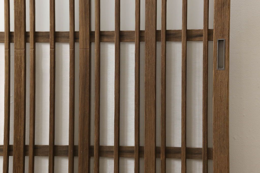 格子戸をリペア&カスタム!引手・金網・鍵・戸車を取り付け。新規製作した戸枠のみ現状の色味を活かして塗装。(引き戸、玄関戸)