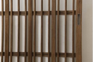 格子戸をリペア&カスタム!引手・金網・鍵・戸車を取り付け。新規製作した戸枠のみ現状の色味を活かして塗装。(引き戸、玄関戸)