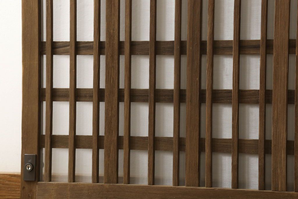 格子戸をリペア&カスタム!引手・金網・鍵・戸車を取り付け。新規製作した戸枠のみ現状の色味を活かして塗装。(引き戸、玄関戸)