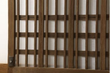 格子戸をリペア&カスタム!引手・金網・鍵・戸車を取り付け。新規製作した戸枠のみ現状の色味を活かして塗装。(引き戸、玄関戸)