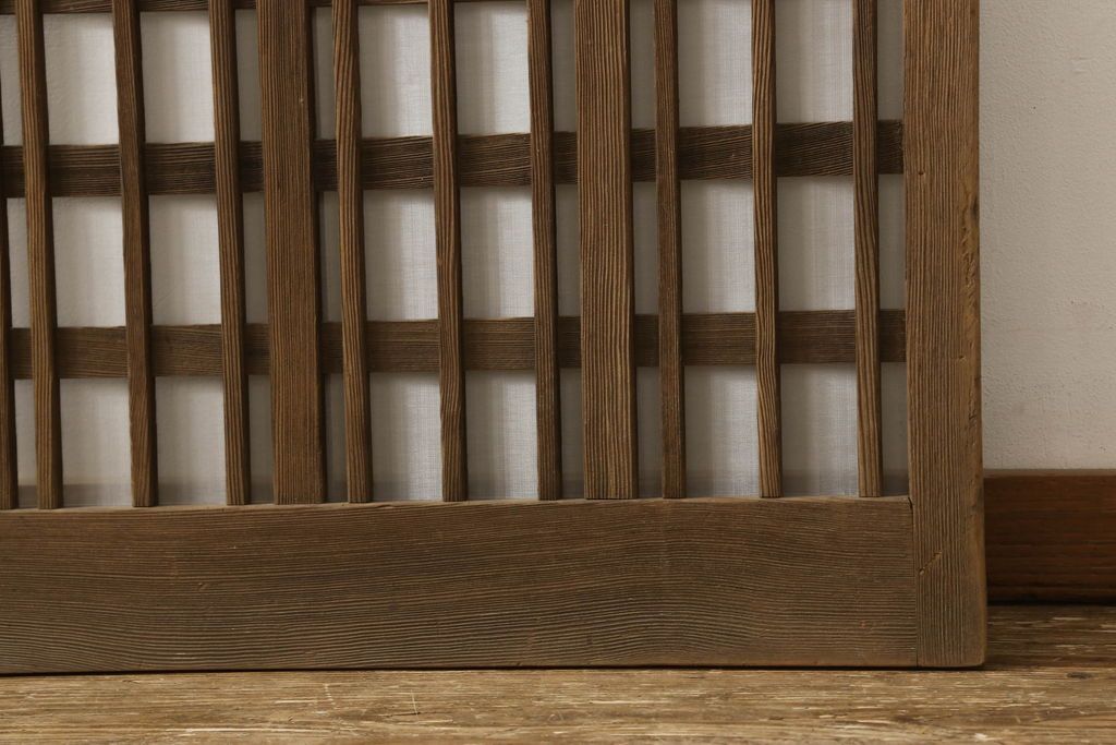 格子戸をリペア&カスタム!引手・金網・鍵・戸車を取り付け。新規製作した戸枠のみ現状の色味を活かして塗装。(引き戸、玄関戸)