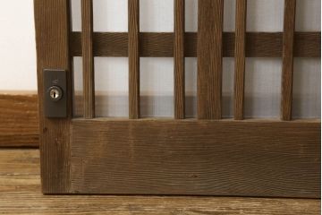 格子戸をリペア&カスタム!引手・金網・鍵・戸車を取り付け。新規製作した戸枠のみ現状の色味を活かして塗装。(引き戸、玄関戸)