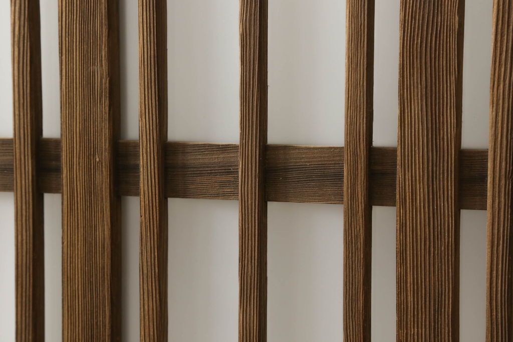 格子戸をリペア&カスタム!引手・金網・鍵・戸車を取り付け。新規製作した戸枠のみ現状の色味を活かして塗装。(引き戸、玄関戸)