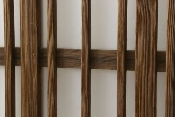 格子戸をリペア&カスタム!引手・金網・鍵・戸車を取り付け。新規製作した戸枠のみ現状の色味を活かして塗装。(引き戸、玄関戸)