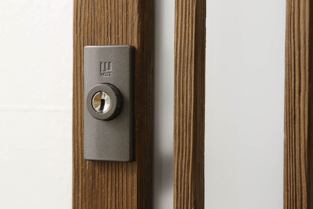 格子戸をリペア&カスタム!引手・金網・鍵・戸車を取り付け。新規製作した戸枠のみ現状の色味を活かして塗装。(引き戸、玄関戸)